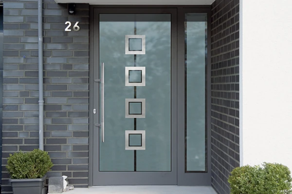 Esszimmer mit Esstisch und Stühlen, daneben Terrassentür zum Garten